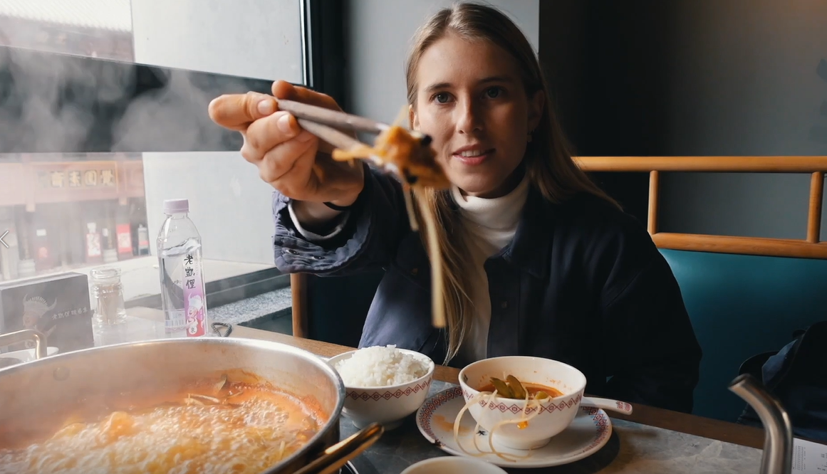 外國妹子挑戰貴陽最辣美食,結果直接被辣哭?