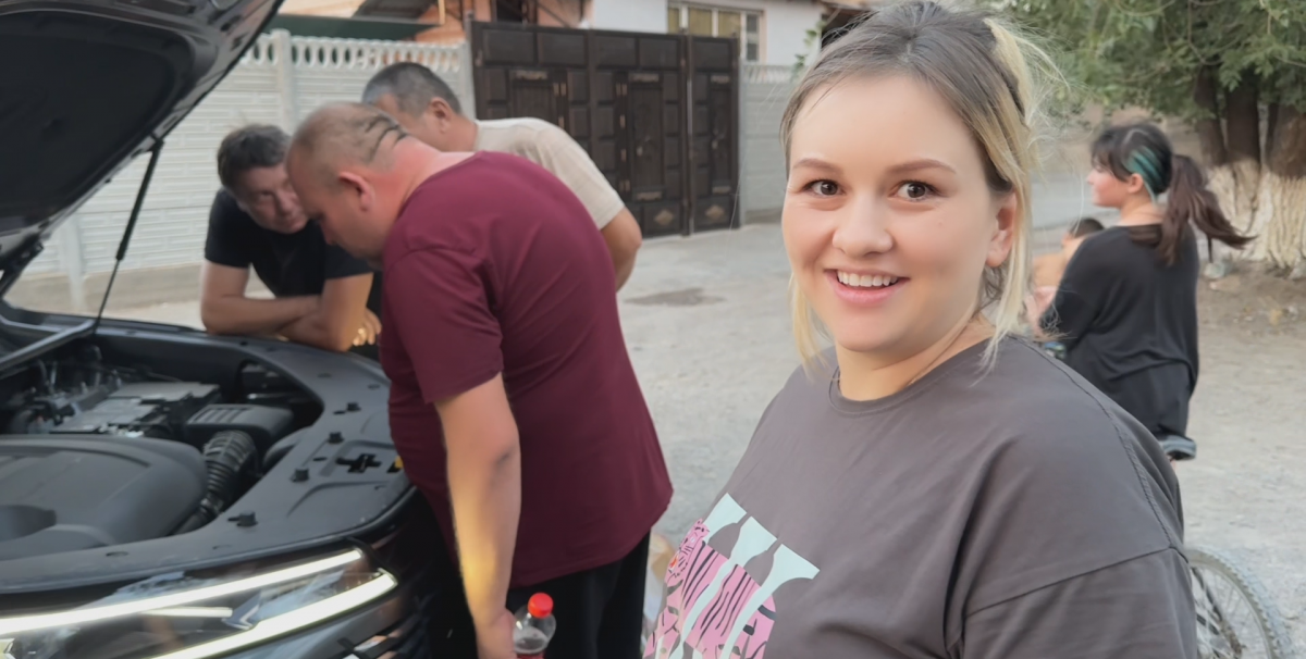 哈薩克斯坦第一輛國產車,全村都來試駕,老丈人忙瘋了:我驕傲!