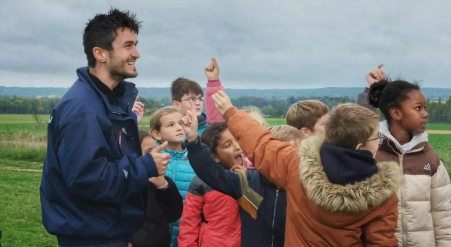 法國小學生在中廣核風場唱響《孤勇者》